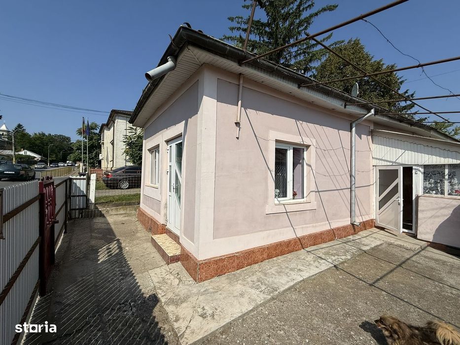 Casa central, Podu Iloaiei, la strada