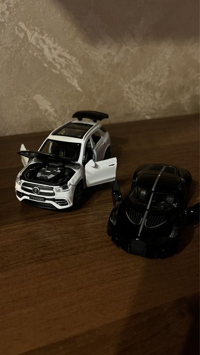 Игрушечные машинки, Mercedes JL и Bugatti