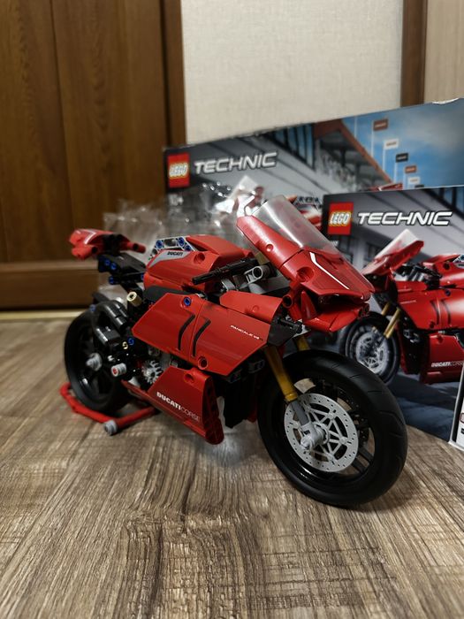 LEGO technic Ducati Panigale V4R 42107
