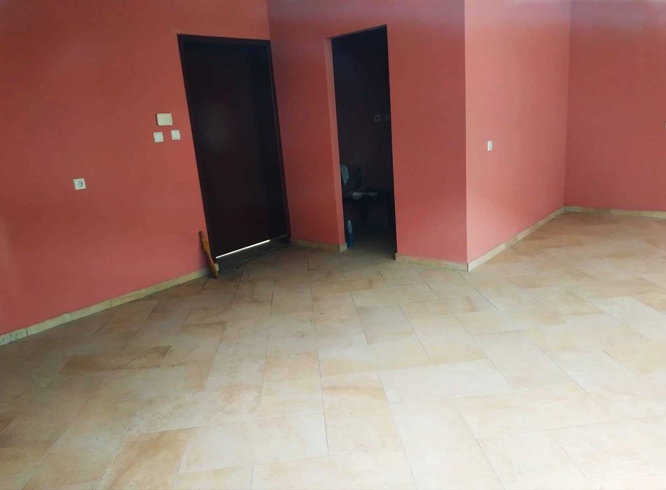 Продавам търговско помещение в гр. Перник кв. Мошино