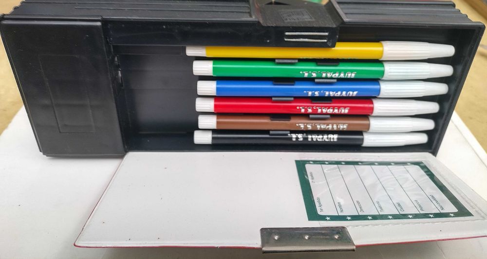 Несесер за моливи за ученици от гимназията от 60-те години на миналия век, който само много заможни семейства можеха да си позволят.