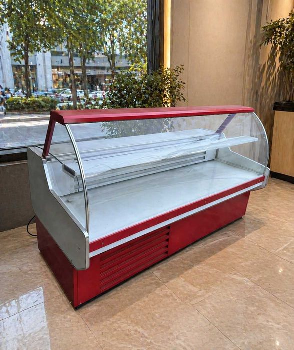 Срочно продается витринный холодильник