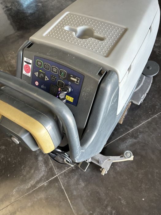 Masina curatat pardoseli nilfisk karcher etc