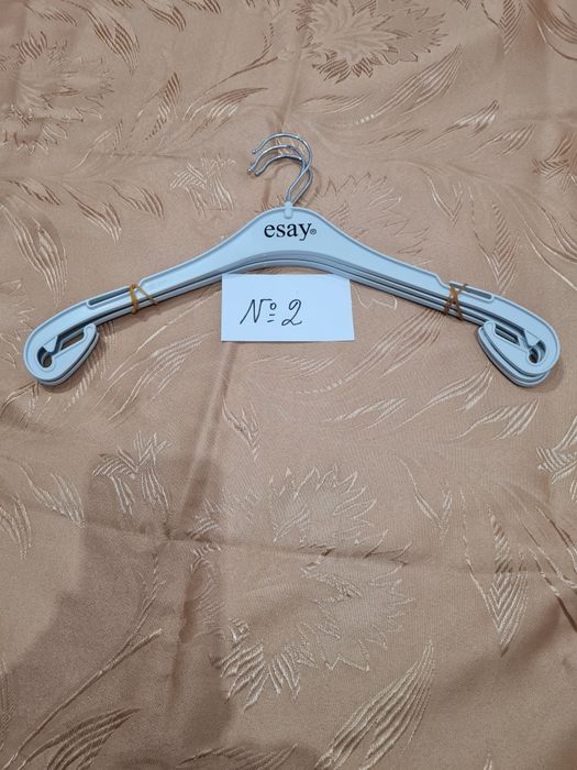 18ст.бр.  Пласмасови закачалки за дрехи широко рамо бройката струва 0