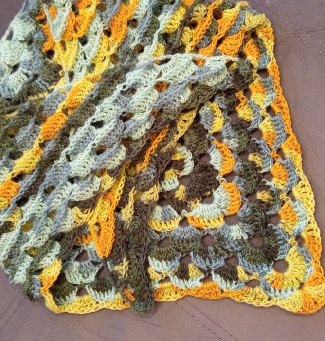 Топъл, пъстър шал, подходящ за есен-зима.