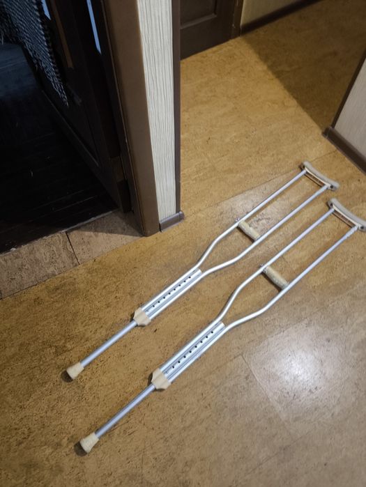 Продам недорого костыли