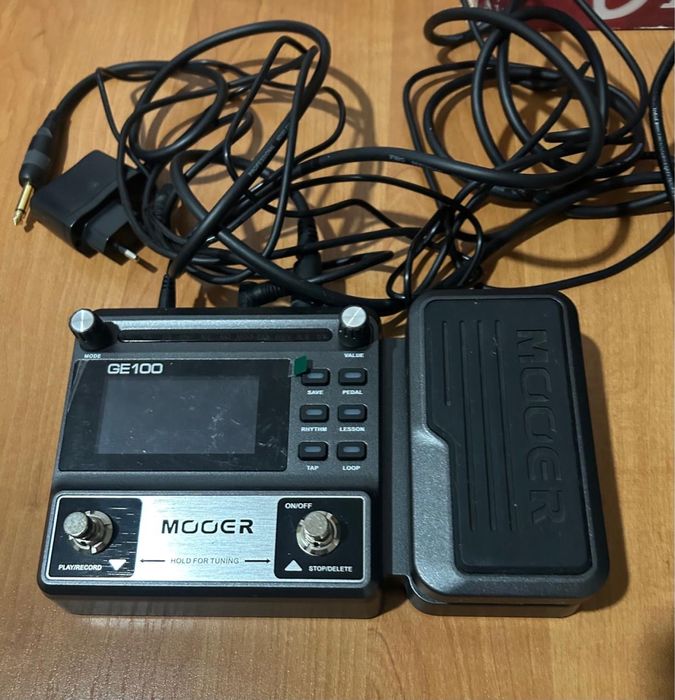 Продается электрогитара, комбоусилитель, тюнер.