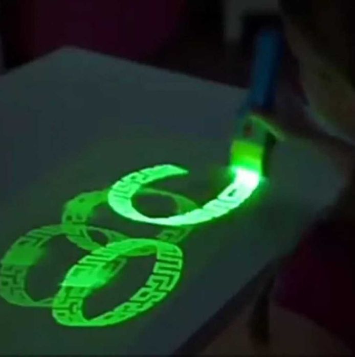 Четка с флуоресцентна светлина – Идеален комплект за малки художници