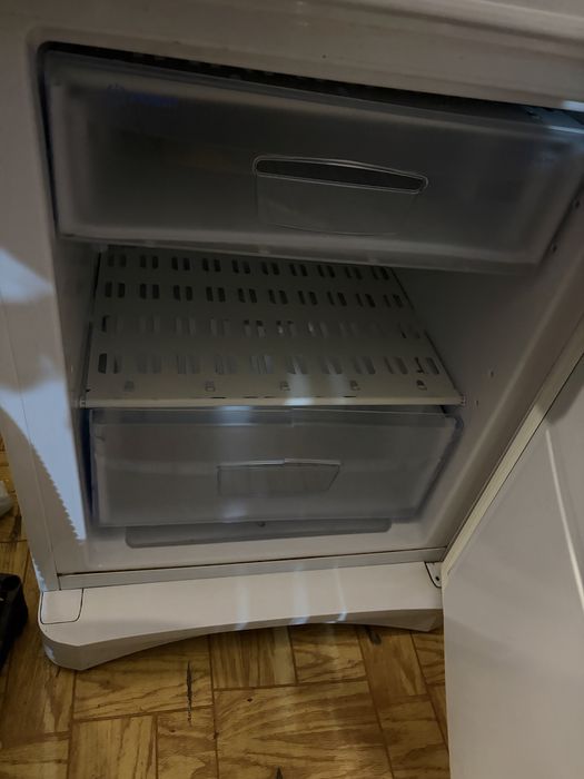 Продаю холодильник indesit