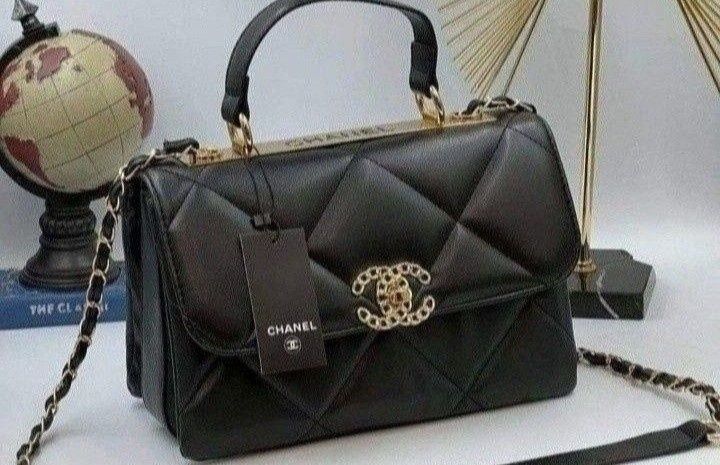 Geanta damă cu maner,logo metalic auriu, saculet, etichetă