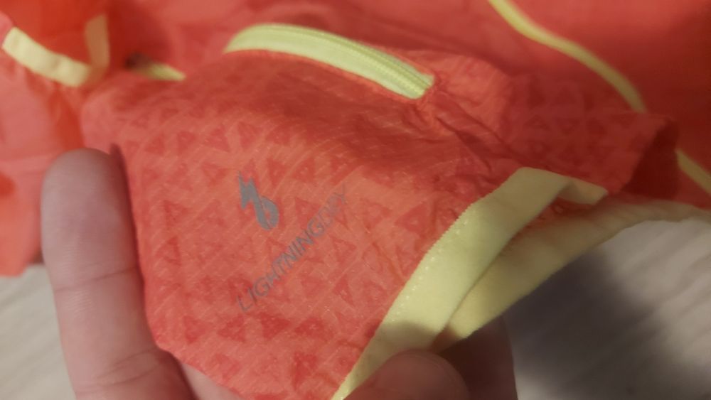 New balance ветровка за тичане M дамско