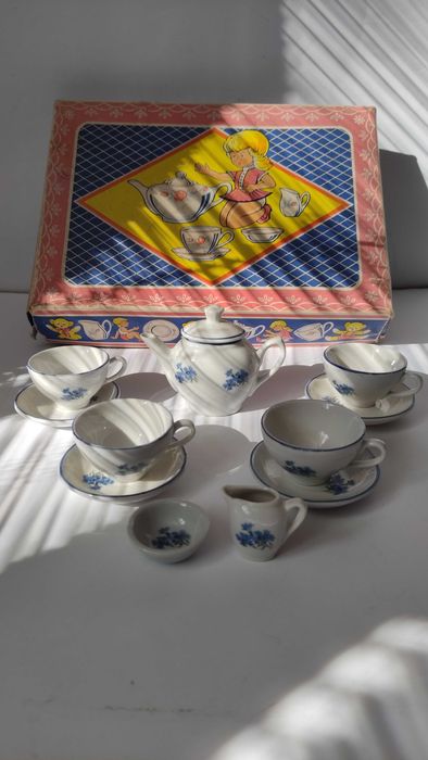 Кукленски порцеланов сервиз нов, в кутия