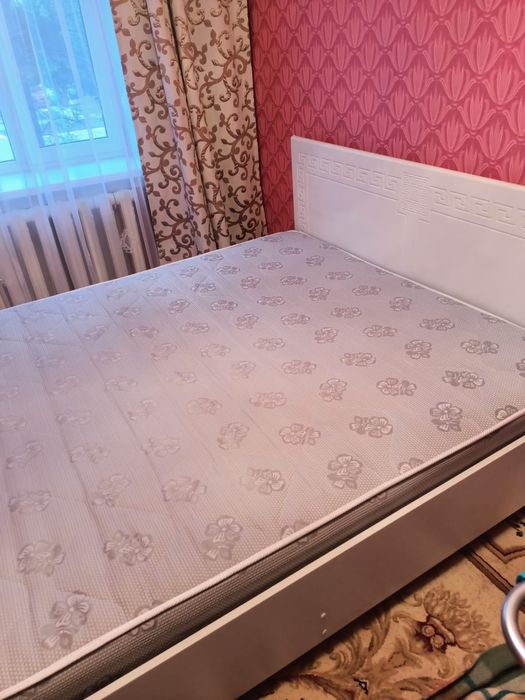 Двуспальная кровать с матрасом