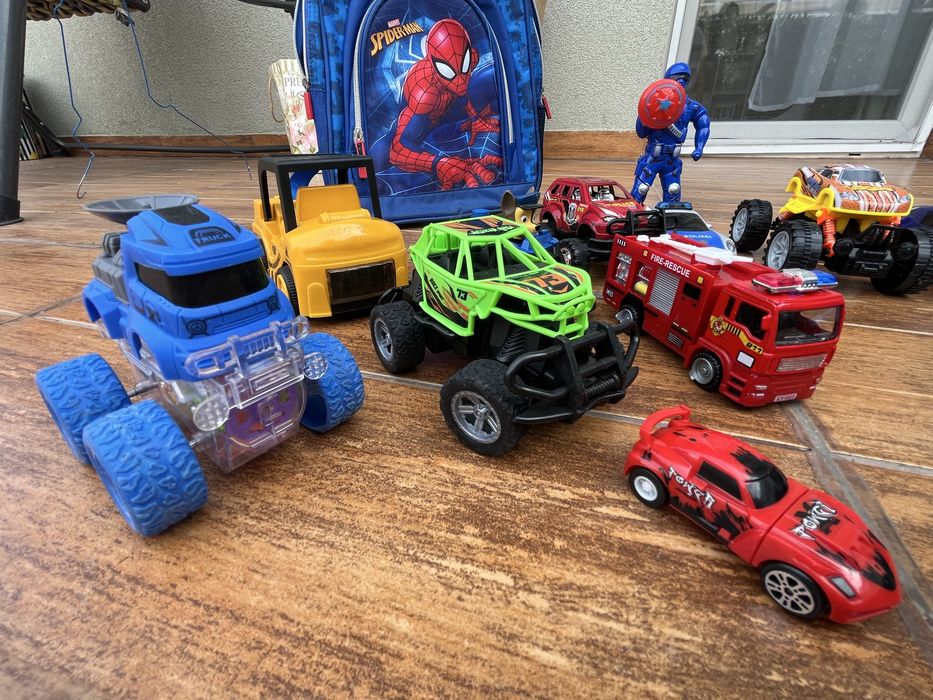 Vand jucarii , masinute si ghiozdan