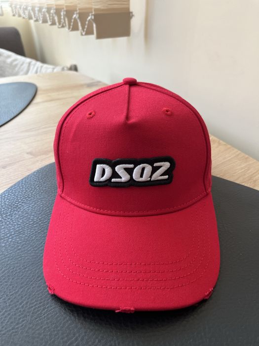 Продавам червена шапка на Dsquared2