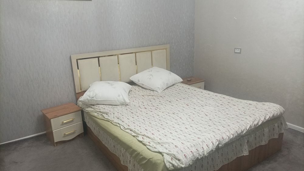 Спалня гарнитур сотилади
Комплект: шкаф (катта), кровать (2 киши),