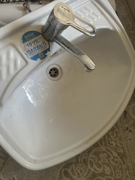 Раковина новая со смесителем