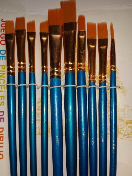 Новый набор кистей для рисования.