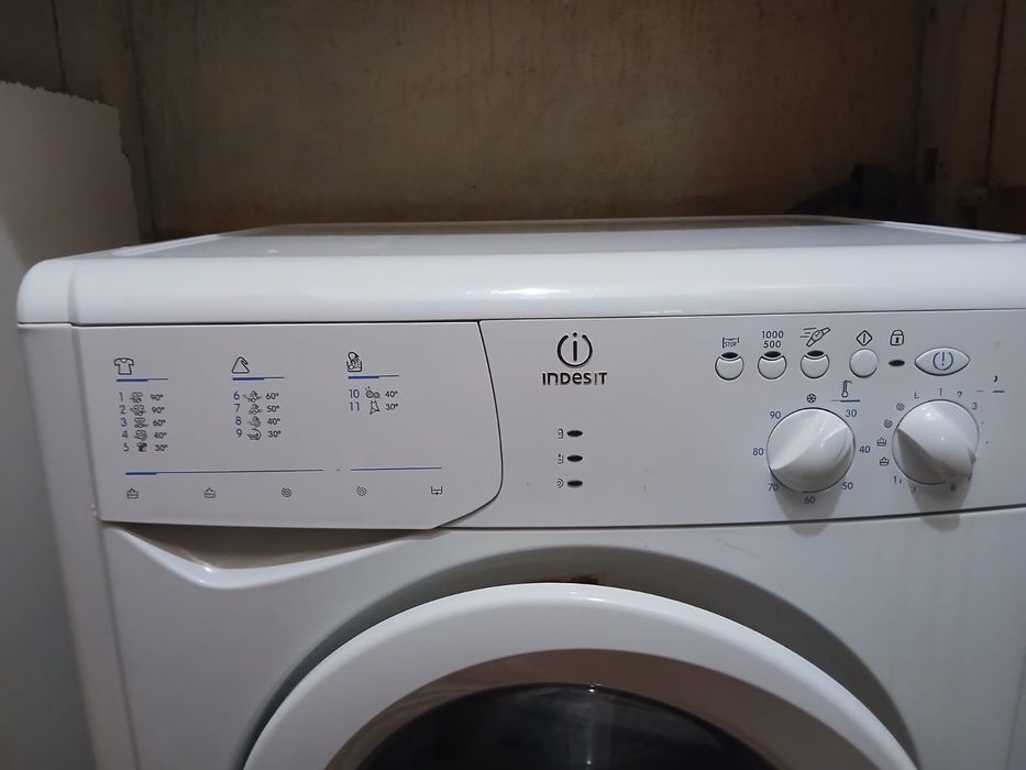 Vând Indesit mașina spălat rufe