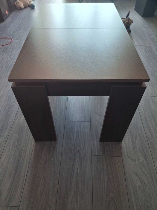 Маса – тъмен цвят, стабилна и здрава