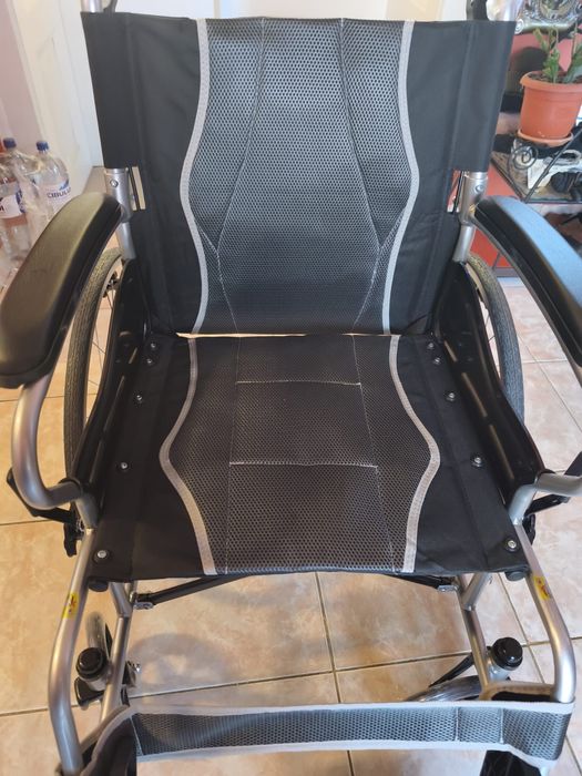 Vand carucior  pt persoane cu handicap