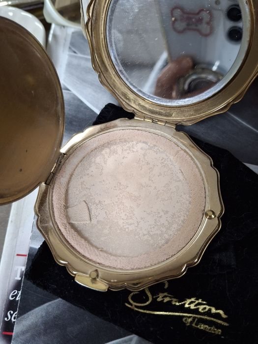 Пудриера Stratton London, антик