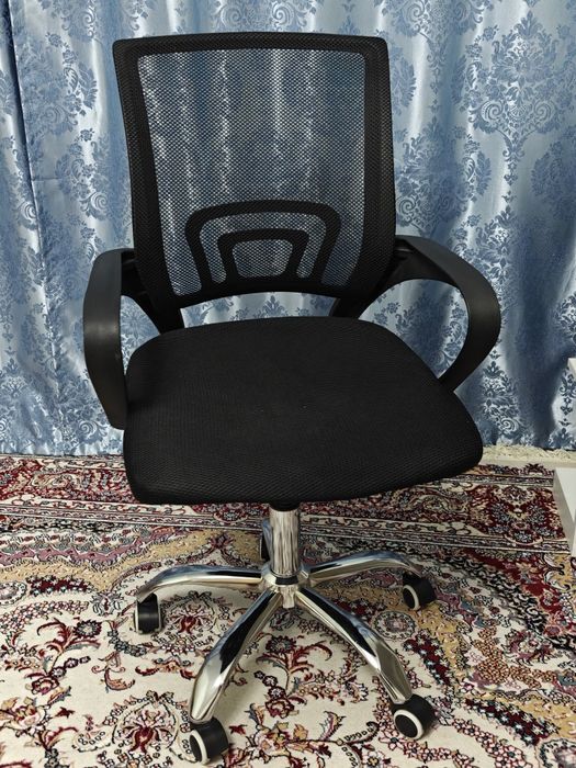 Компьютерный стол и кресло