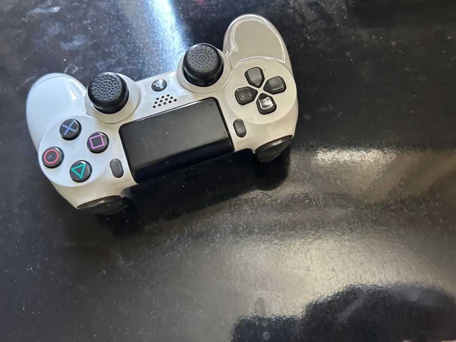 Продам PlayStation 4 Pro 1TB