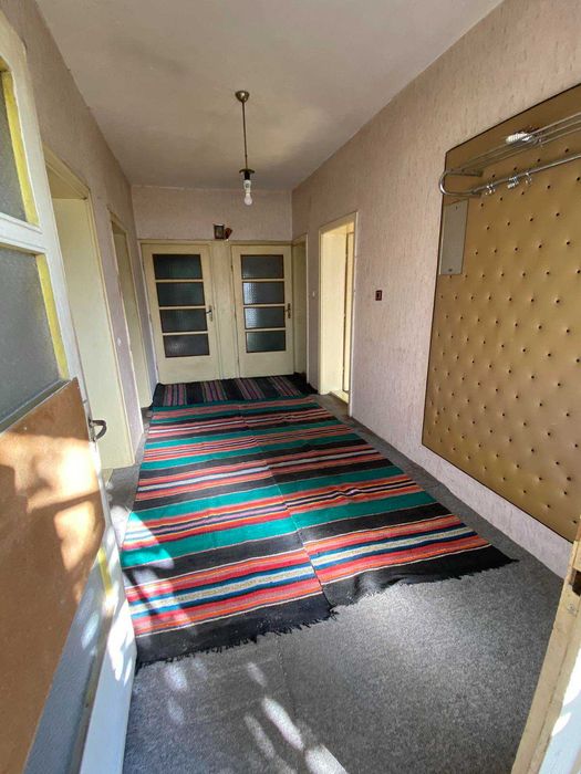 Самостоятелна къща с гараж и двор от собственици