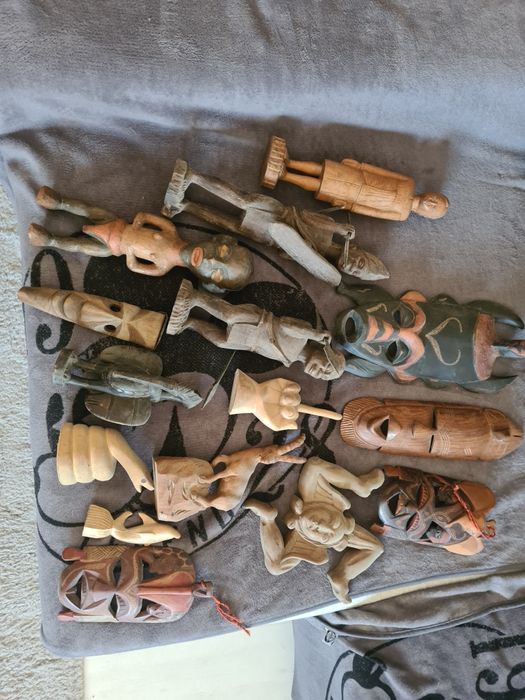 Statuiete și masti din diferite soiuri de lemne