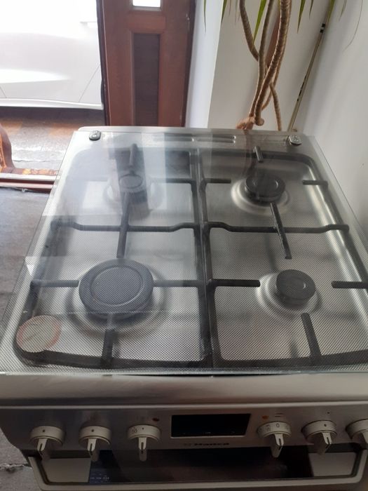 Vând aragaz Hansa cu cuptor electric.