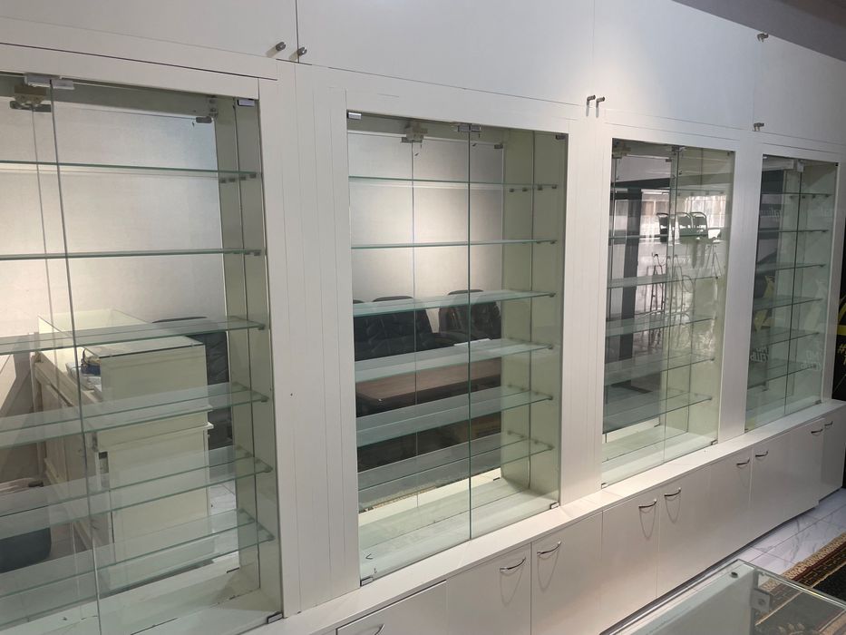 Продаются б/у витрина Для магазина И офиса