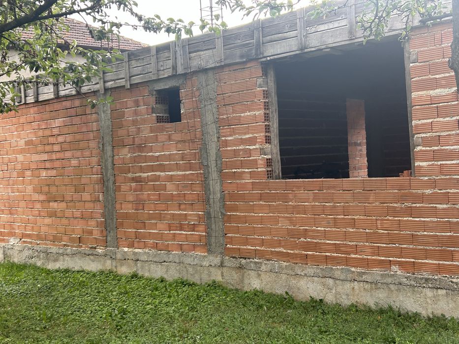 Продава се новострояща се къща