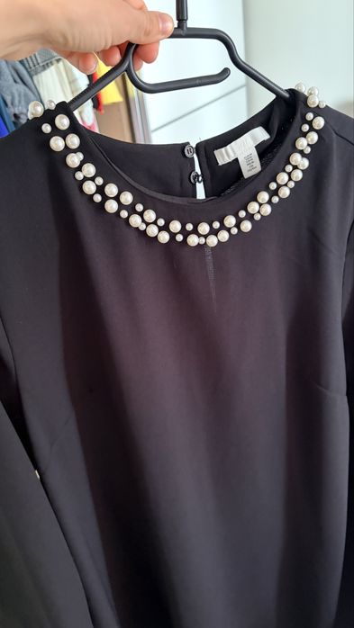 Черна рокля H&M, подходяща и за бременни