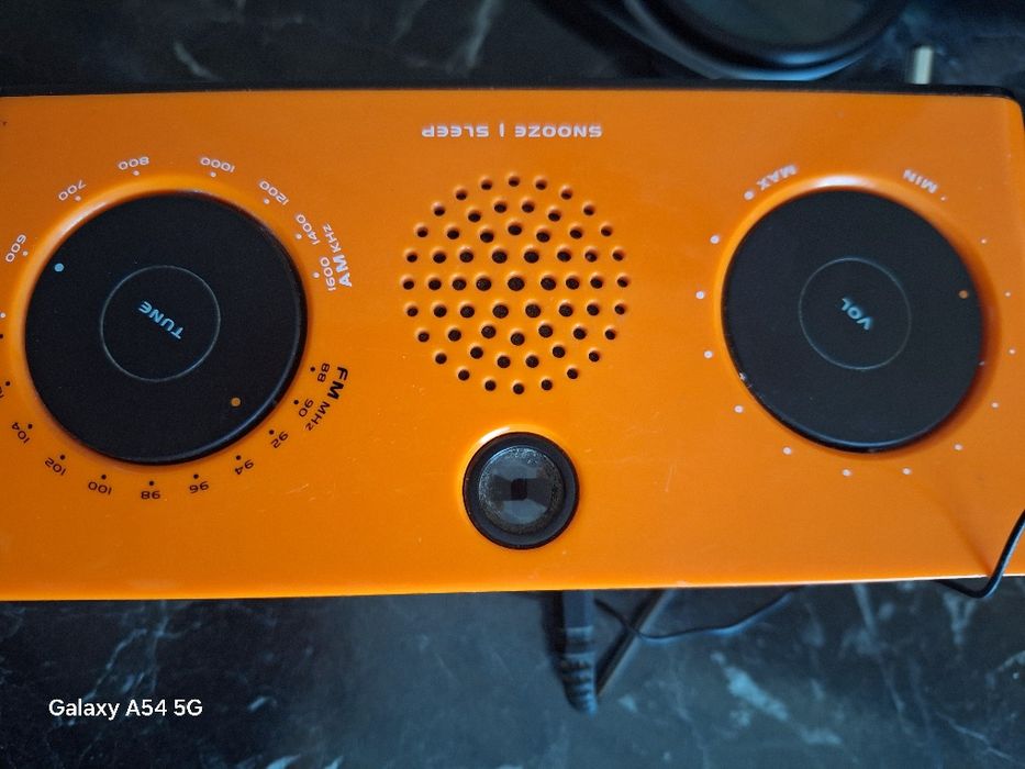 Radio cu ceas,alarme ,proiector.