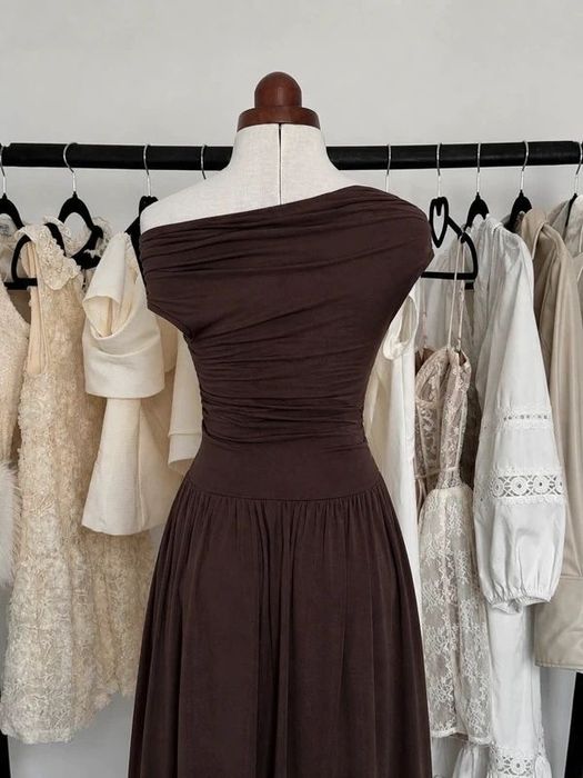 Rochie maro cu detalii drapate și croială lejeră, ideală pentru un look elegant