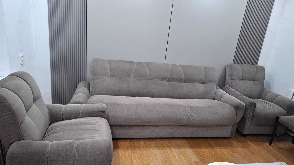 Продам диван,два кресла и стулья