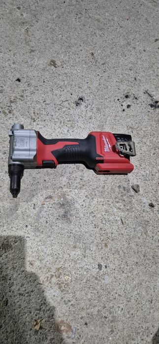 Pistol pop nituri Milwaukee M12 BPRT