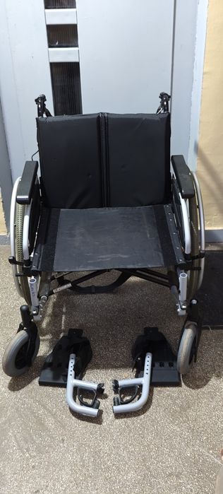 Vând scaun cu rotile pt persoane cu dizabilități