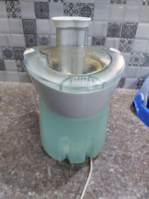 Storcător Philips pentru fructe și legume