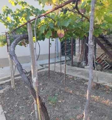 Продавам  двуетажна къща с двор в с. Горна Бешовица.