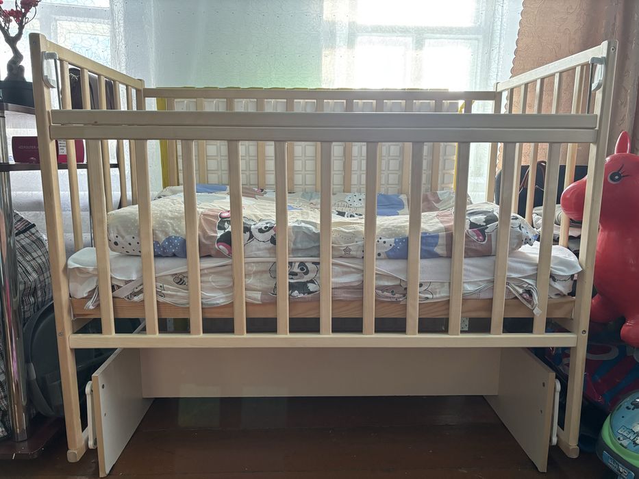 Продам деревяную кроватку
