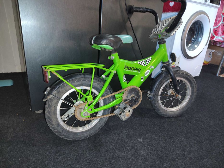 Vând mașina electrică în stare de funcționare și bicicleta copii