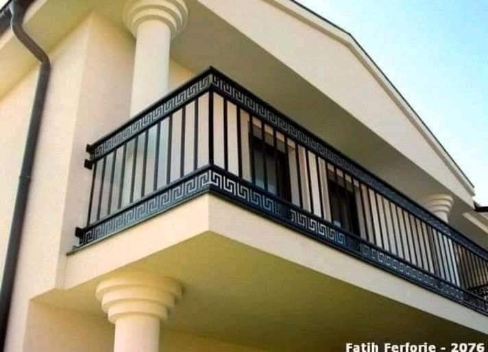 Porți, panouri de gard, balustrade din fier forjat și tablă decupată.