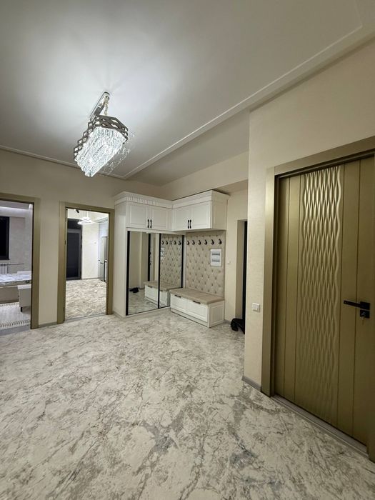 SHaxar Markaz paspurtni stol oldida