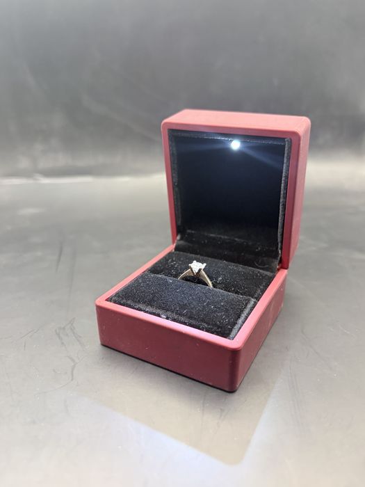 Кольцо с бриллиантом 0.7 карат