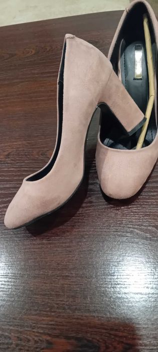 Продавам обувка на ток, естествен велур, нови
