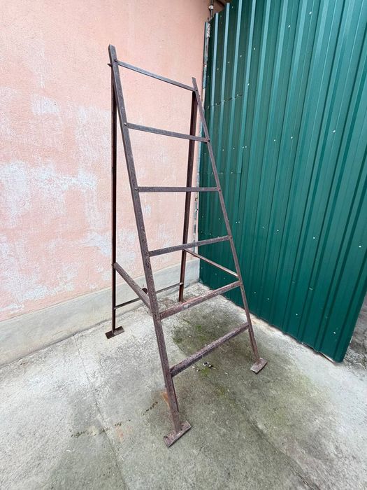 Металлическая переносная стремянка.