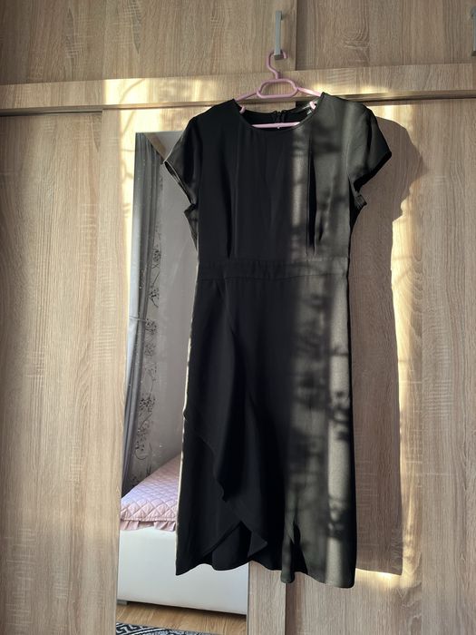 Rochie Vero Moda neagră cu maneca scurta și volănaș