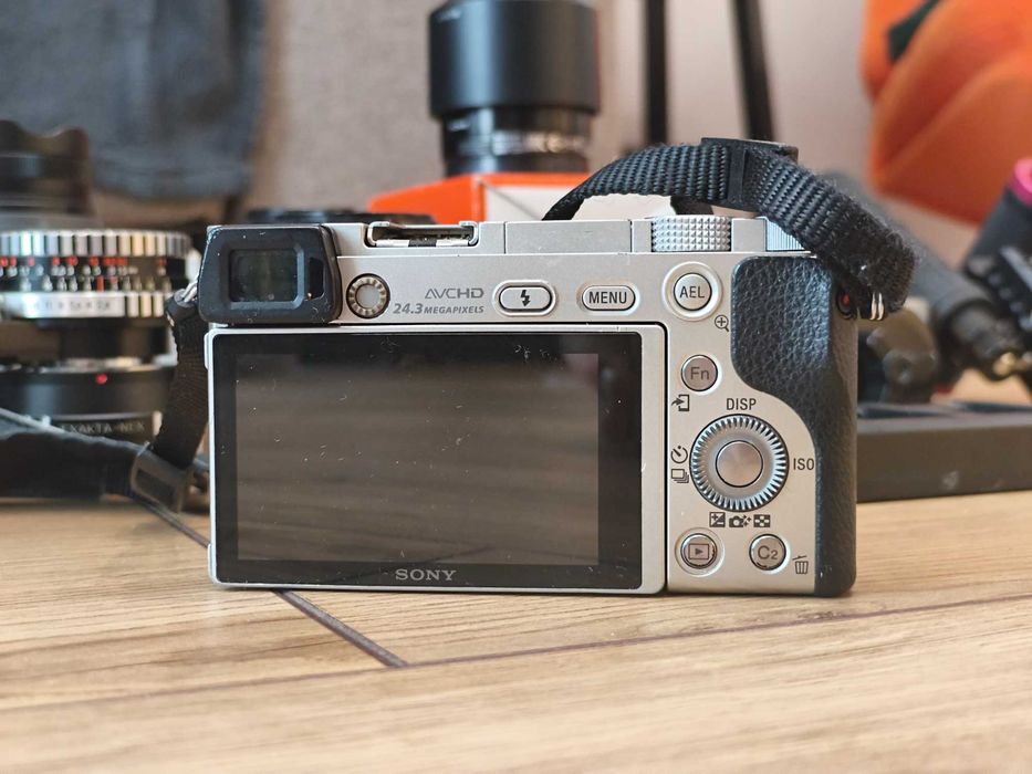 Sony a6000 <25k count + 16mm 2.8, 50mm 1.8 + много подаръци